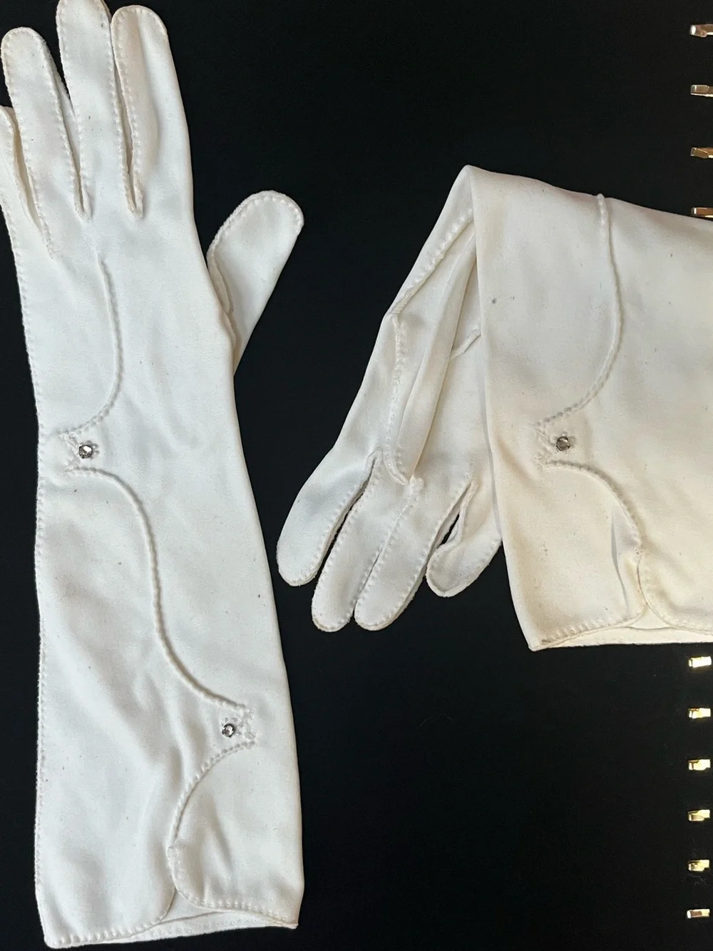 VTG 1950s White Opera Gloves Rhinestone Diamond Accent Scalloped Cuff Small 13